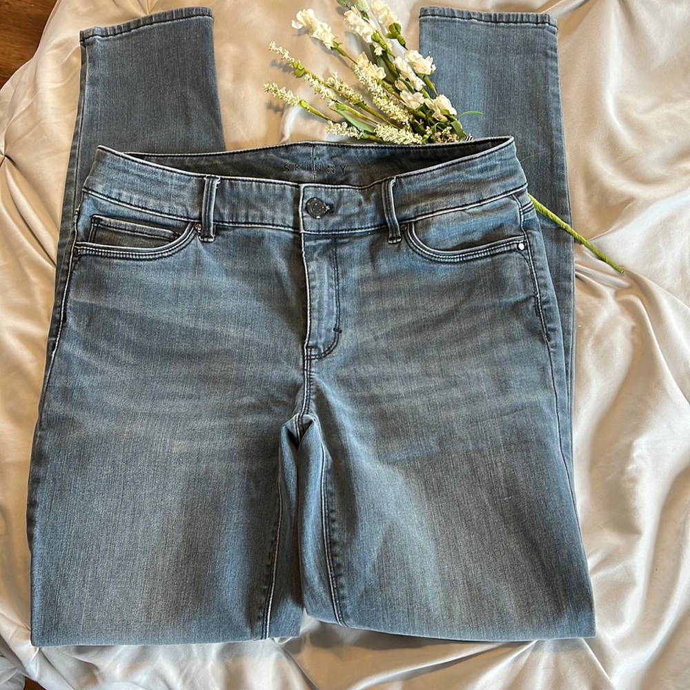 LAST CHANCE - White House Black Market Size 6 Blue Gray Mid Rise Skinny Jeans